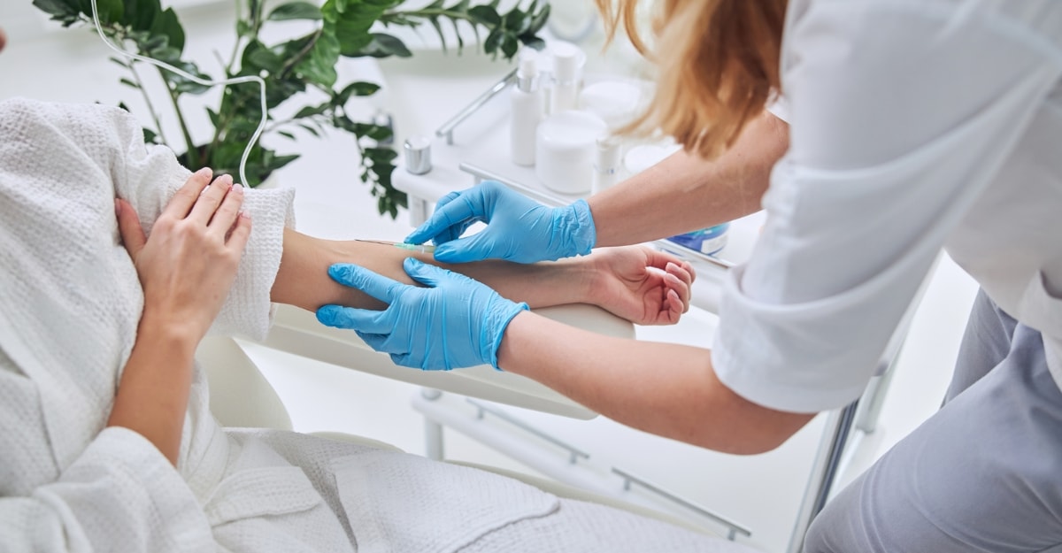 Người mệt mỏi có nên truyền nước không? Rủi ro và hướng chăm sóc y khoa an toàn