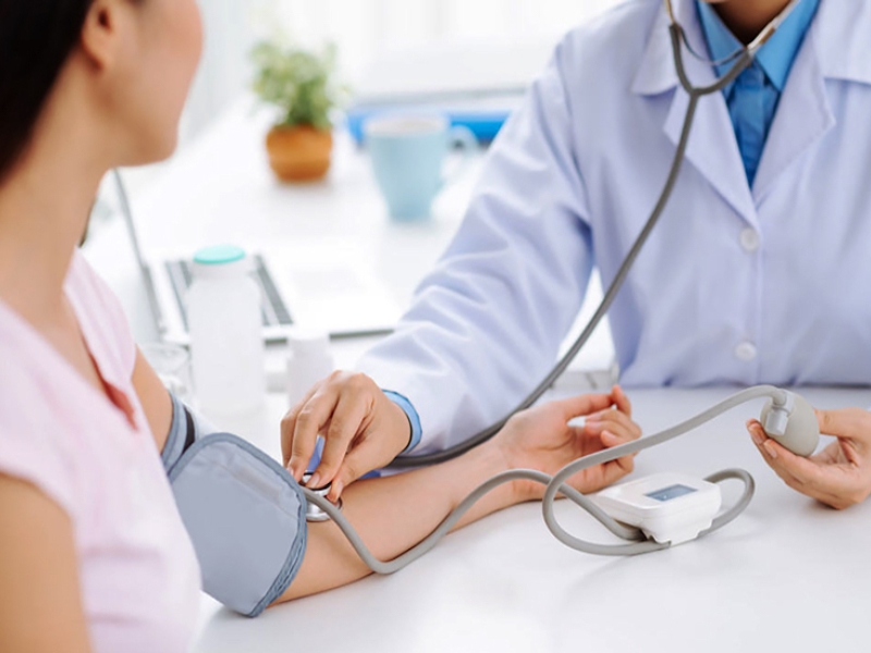 Bác sĩ sẽ thăm khám lâm sàng để đánh giá các cơ quan nội khoa và phát hiện dấu hiệu bất thường
