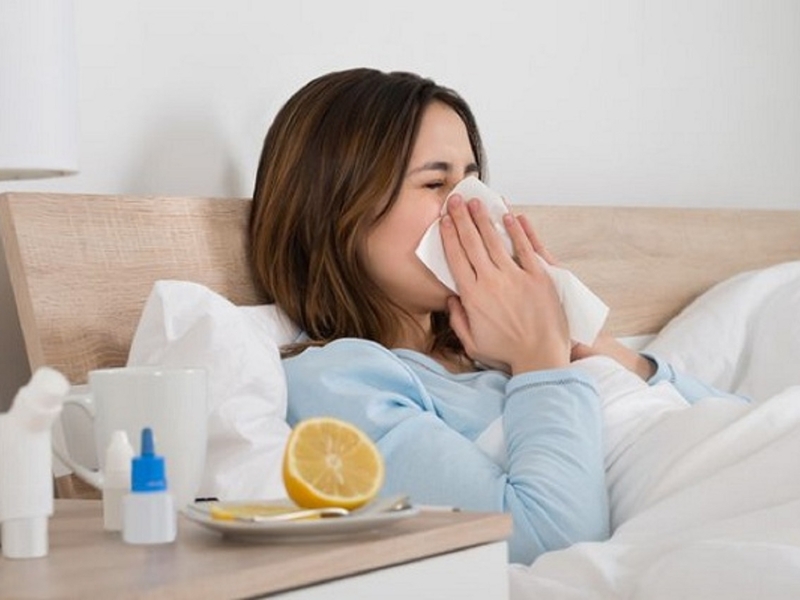 Cúm A khởi phát nhanh với sốt cao, đau nhức, ho, sổ mũi (trẻ có thể nôn, tiêu chảy)