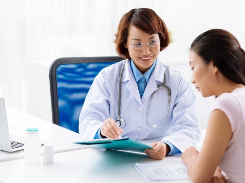 Bác sĩ tư vấn tầm soát sức khỏe định kỳ cho bệnh nhân tại phòng khám