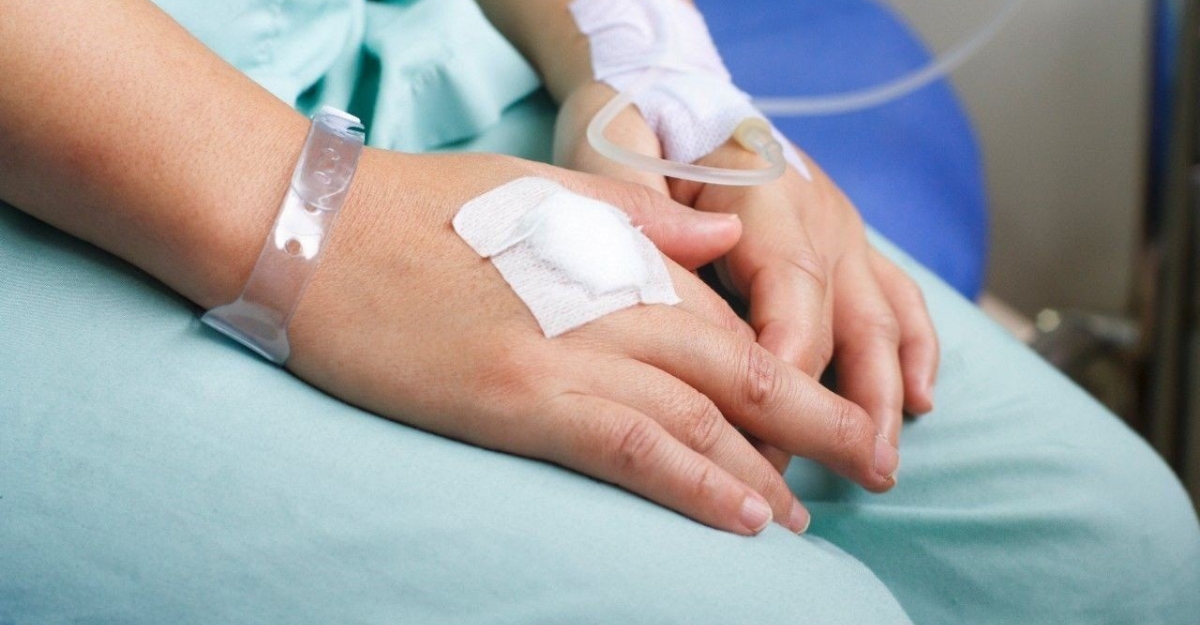 Truyền nước bị phù tay phải làm sao? Hướng dẫn xử lý an toàn, chuẩn y khoa