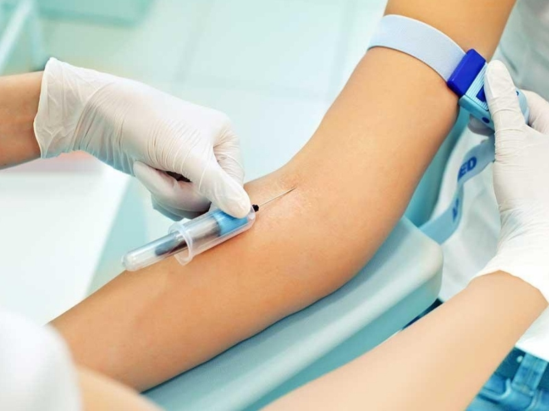 Nhân viên y tế thực hiện lấy mẫu máu tĩnh mạch nếp gấp khuỷu tay an toàn