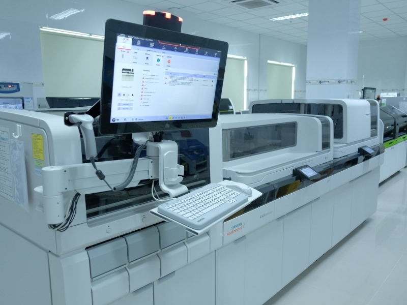 Phân tích mẫu bệnh phẩm trên hệ thống máy móc cận lâm sàng hiện đại
