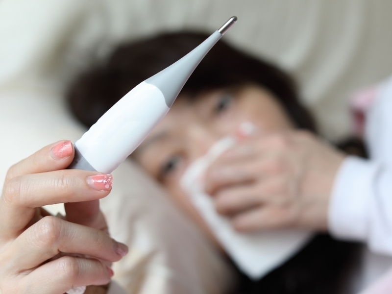 Khi sốt cơ thể tăng tiết mồ hôi và nhịp thở để hạ nhiệt, làm nước mất nhanh hơn